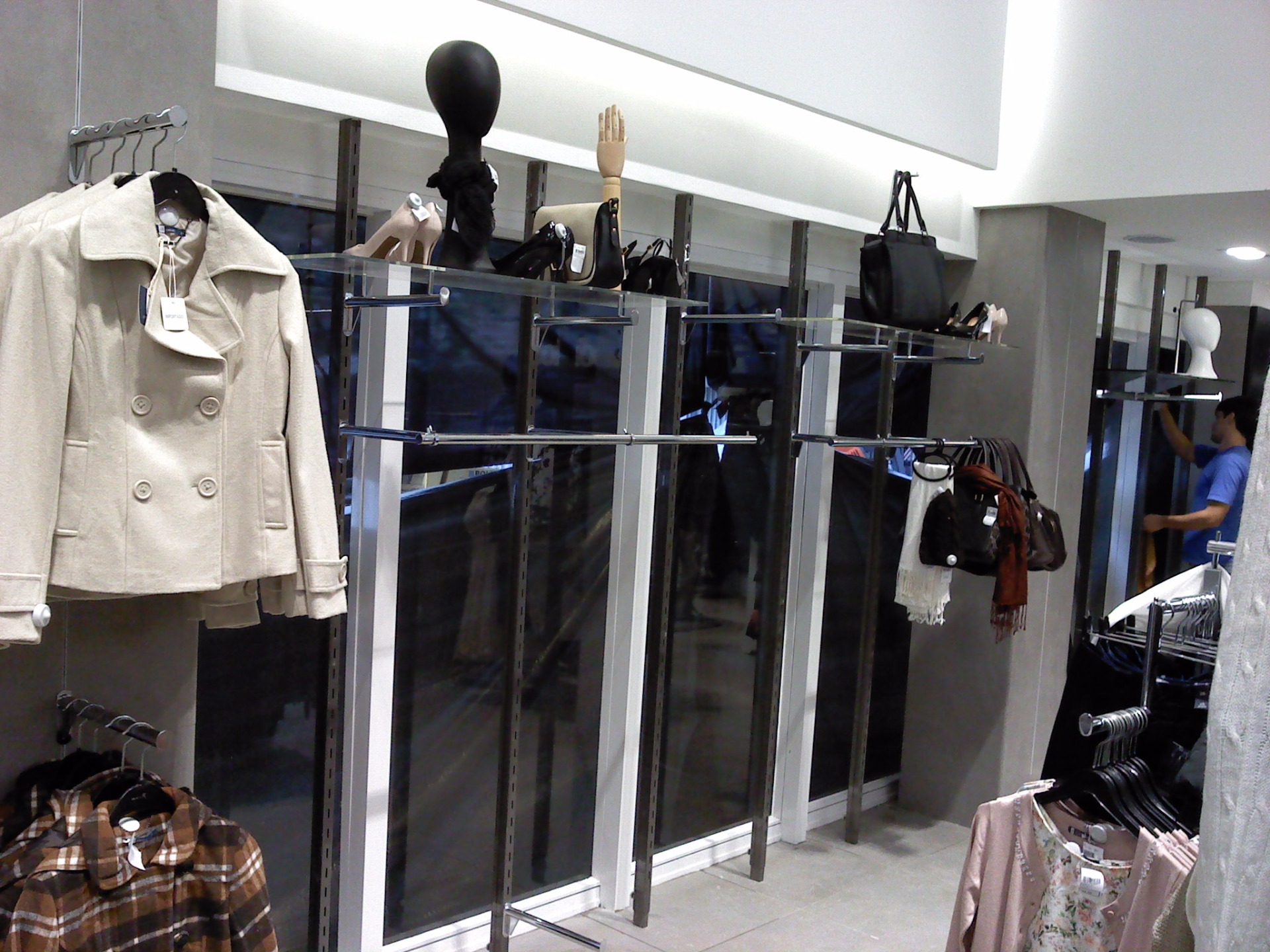 Aplicação de película anti-vandalismo.