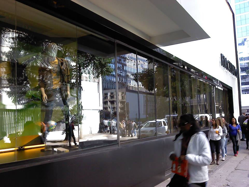 Fachada da Riachuelo Av. Paulista com após aplicação de película anti-vandalismo.